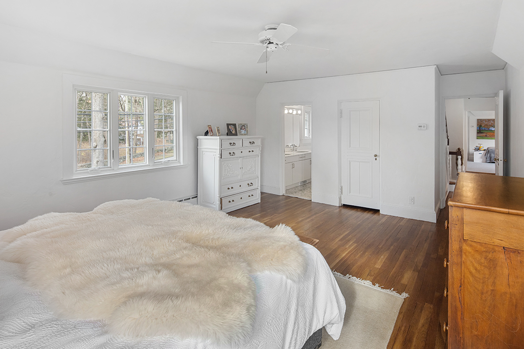 Greenwich Ct Tudor Decked Out In Christmas Decor Has Popped Up For Sale Bedroom C