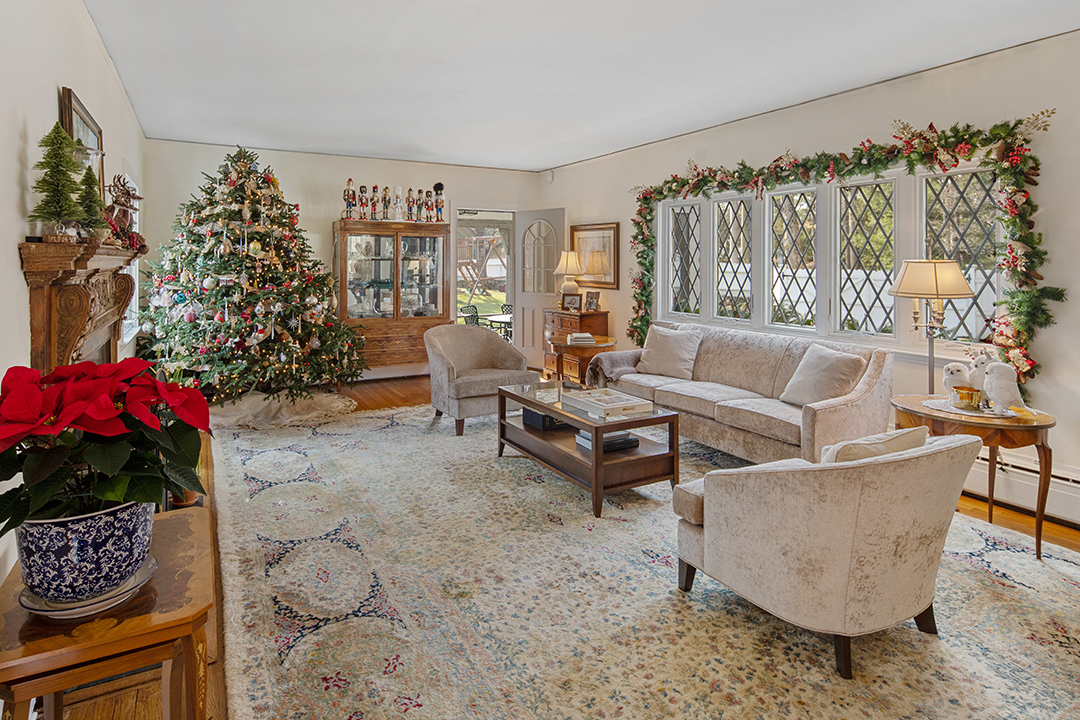 Greenwich Ct Tudor Decked Out In Christmas Decor Has Popped Up For Sale Living Room