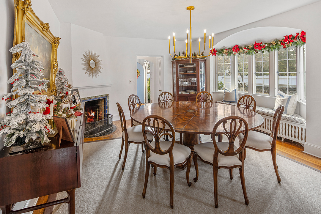 Greenwich Ct Tudor Decked Out In Christmas Decor Has Popped Up For Sale Dining Room