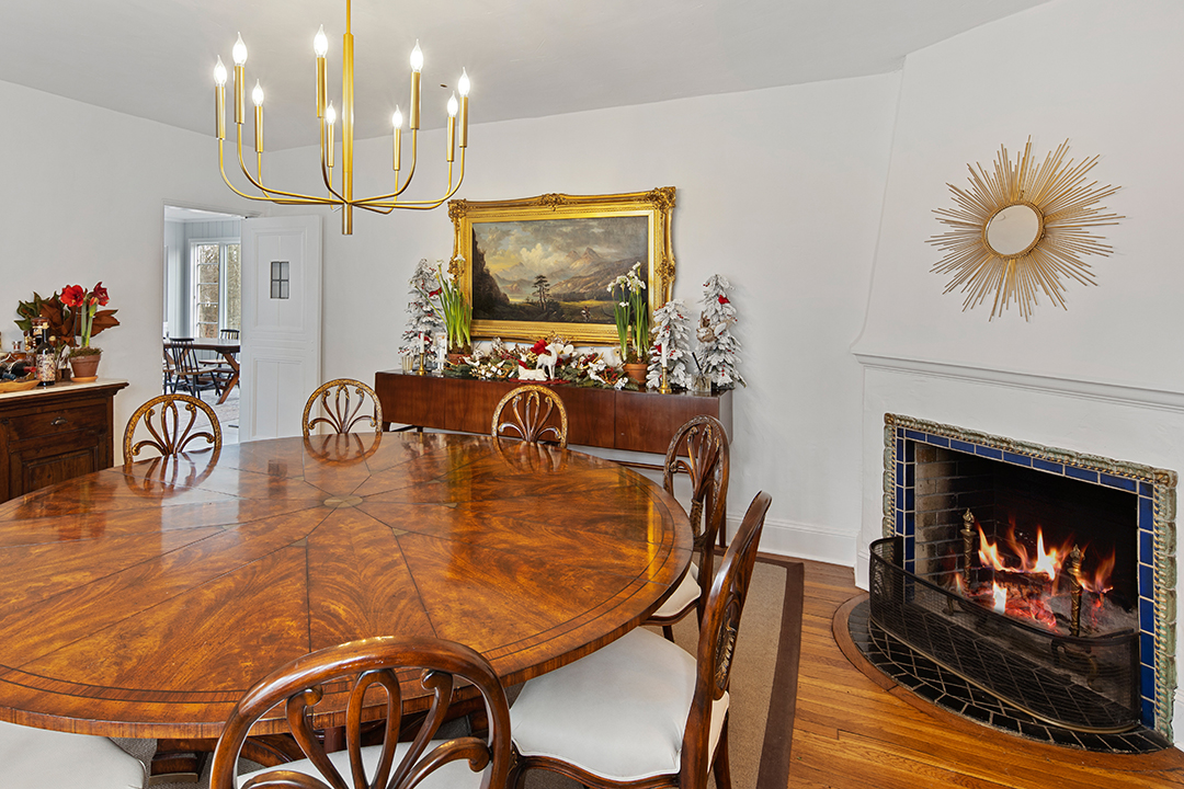 Greenwich Ct Tudor Decked Out In Christmas Decor Has Popped Up For Sale Dining