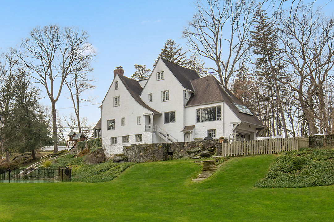 Greenwich Ct Tudor Decked Out In Christmas Decor Has Popped Up For Sale Backyard