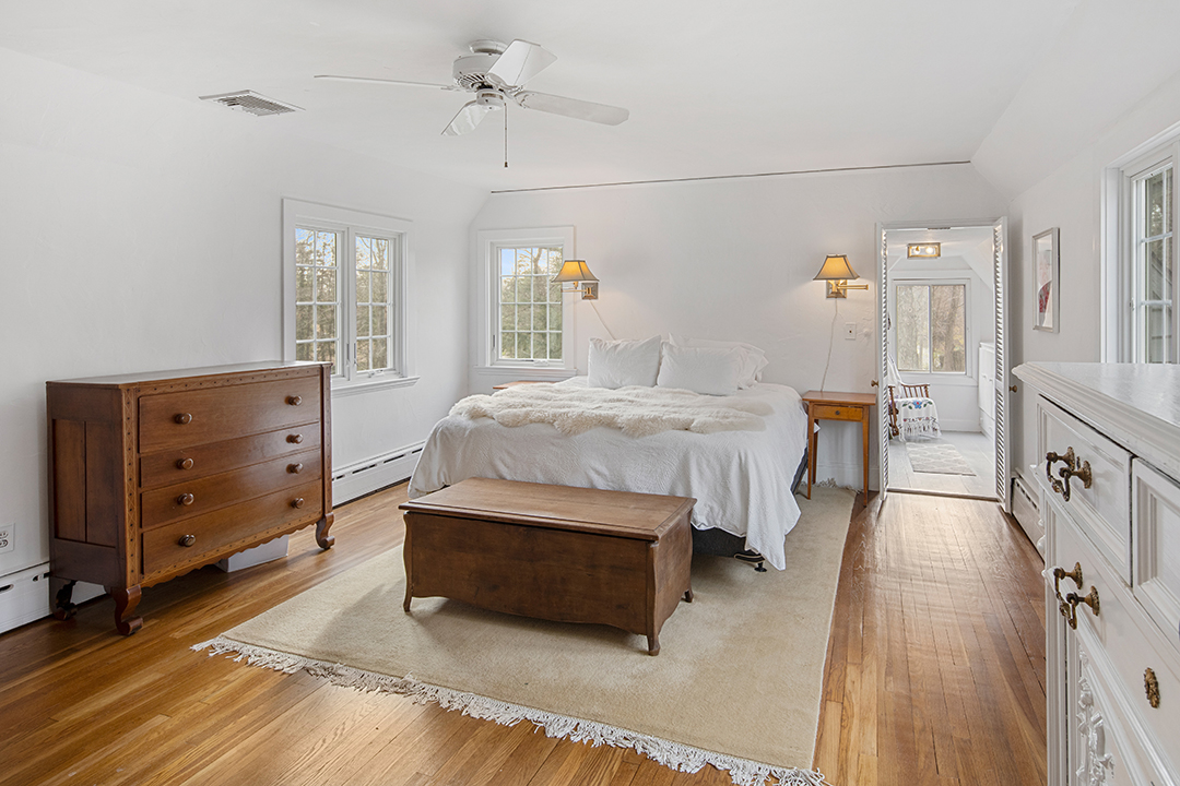 Greenwich Ct Tudor Decked Out In Christmas Decor Has Popped Up For Sale Bedroom