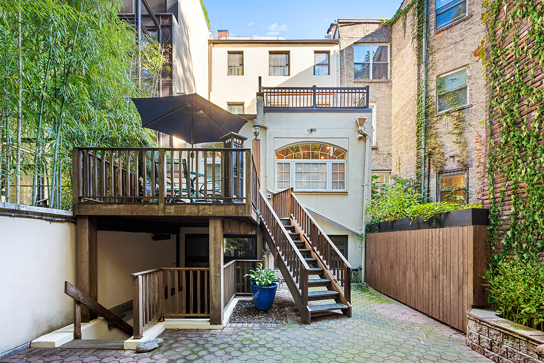 Three Townhouses In The West Village List Together For 46 5m Backyard
