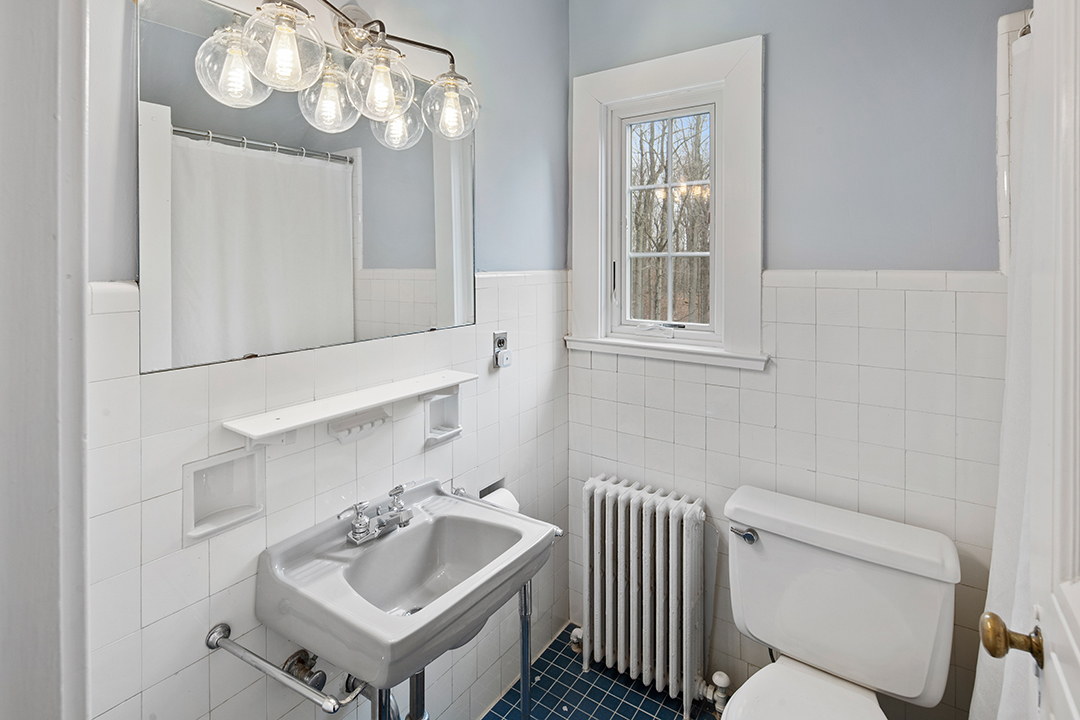 Greenwich Ct Tudor Decked Out In Christmas Decor Has Popped Up For Sale Bathroom B