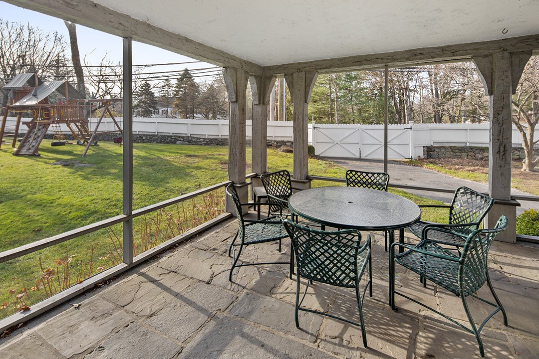 Greenwich Ct Tudor Decked Out In Christmas Decor Has Popped Up For Sale Porch