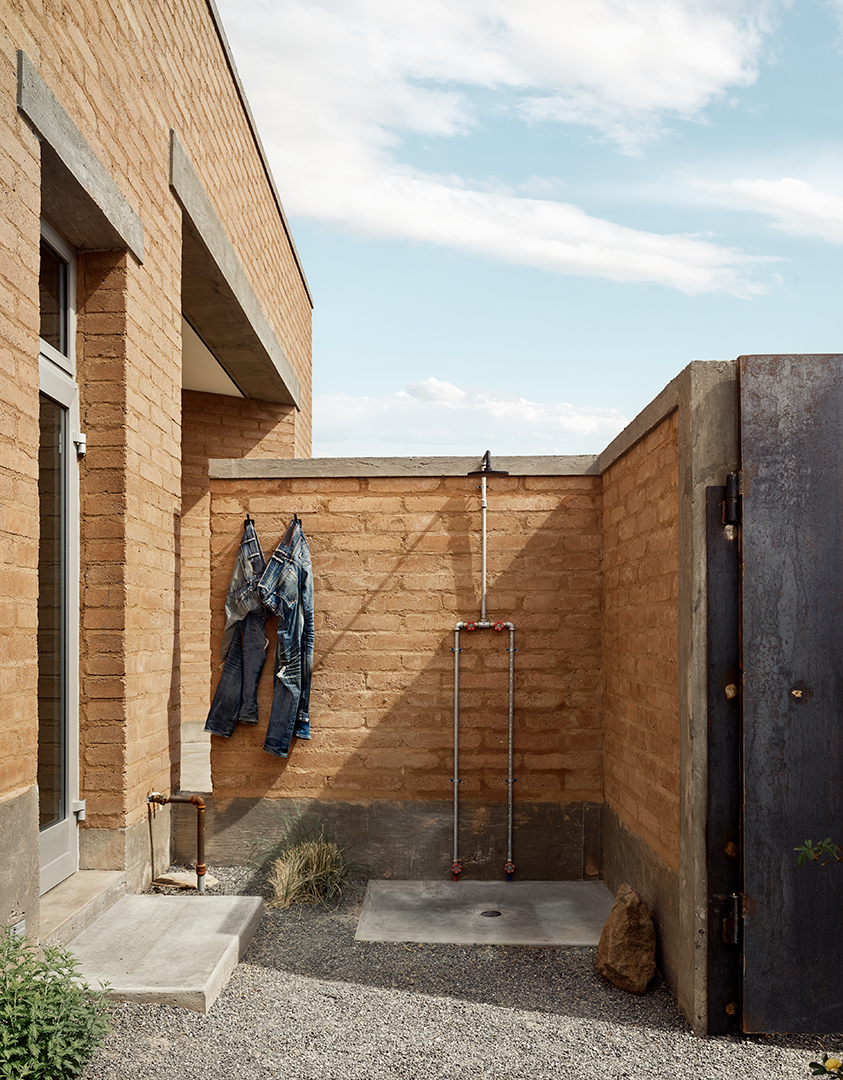Modern Oasis In The Artistic Texas Desert Town Of Marfa Lists For 3 5m Casey Dunn Shower