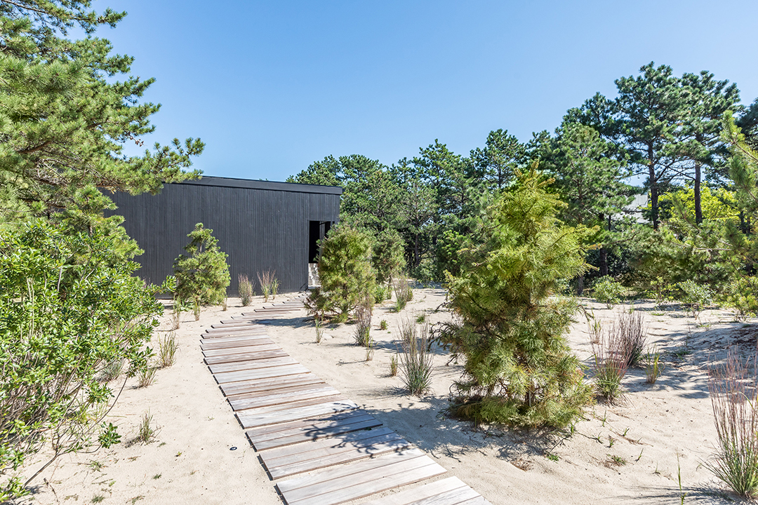 Minimalist Amagansett Beach House Makes A Splash Seeking 5 2m 31 Gilberts Path Amg 1