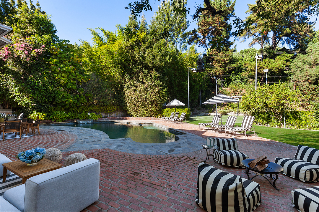 Kyle Richards And Mauricio Umansky Finally Part Ways With Revamped Bel Air Home Pool