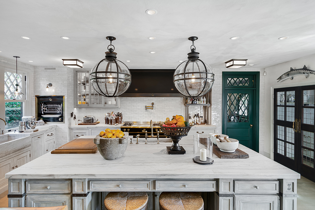 Explore A 10 Acre Southampton Estate Reminiscent Of A Country Club Seeking 70m Kitchen B