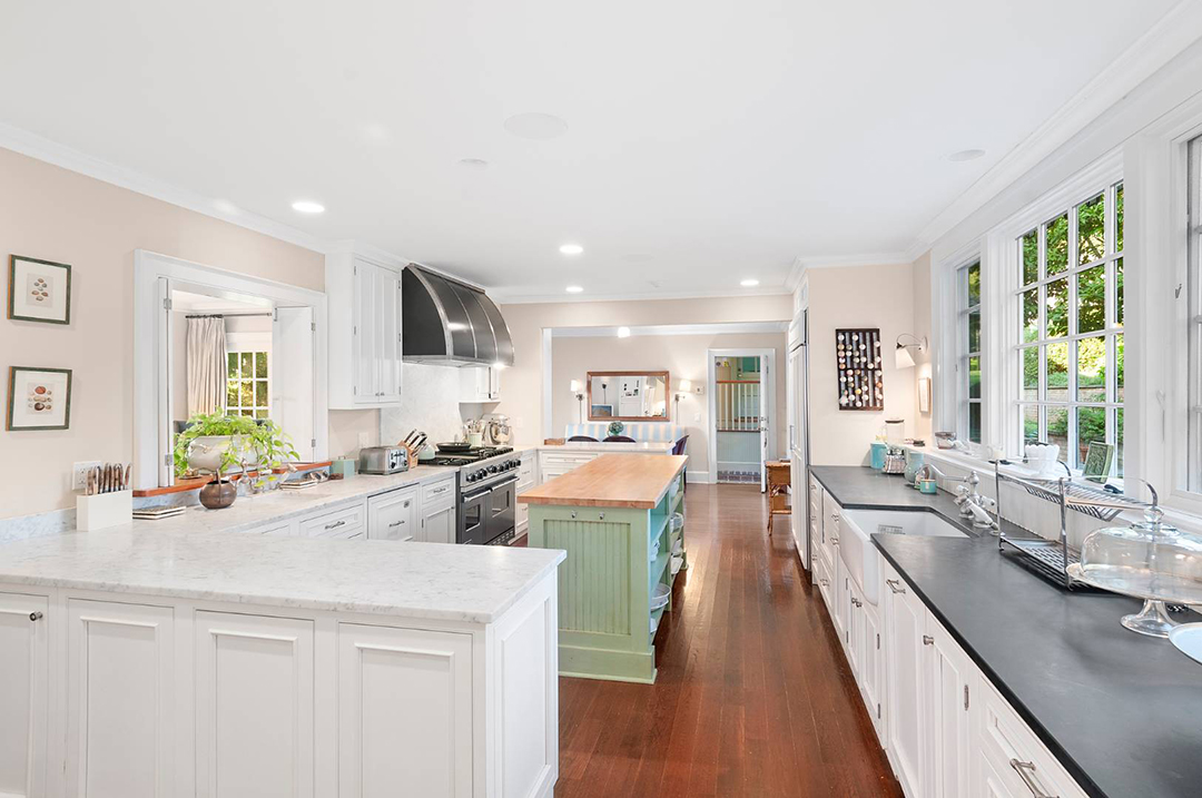 Classic In Southampton A Shingle Style Charmer Priced At 5 9m Kitchen 2