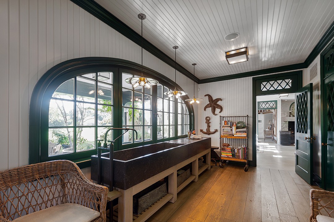 Explore A 10 Acre Southampton Estate Reminiscent Of A Country Club Seeking 70m Sink