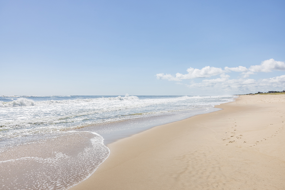 Minimalist Amagansett Beach House Makes A Splash Seeking 5 2m 31 Gilberts Path Amg 27