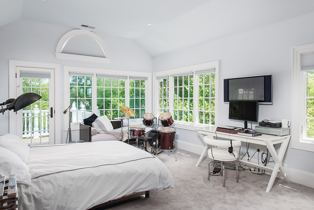 Enchanting Pound Ridge Colonial With Verdant Grounds Seeks 11m Bedroom