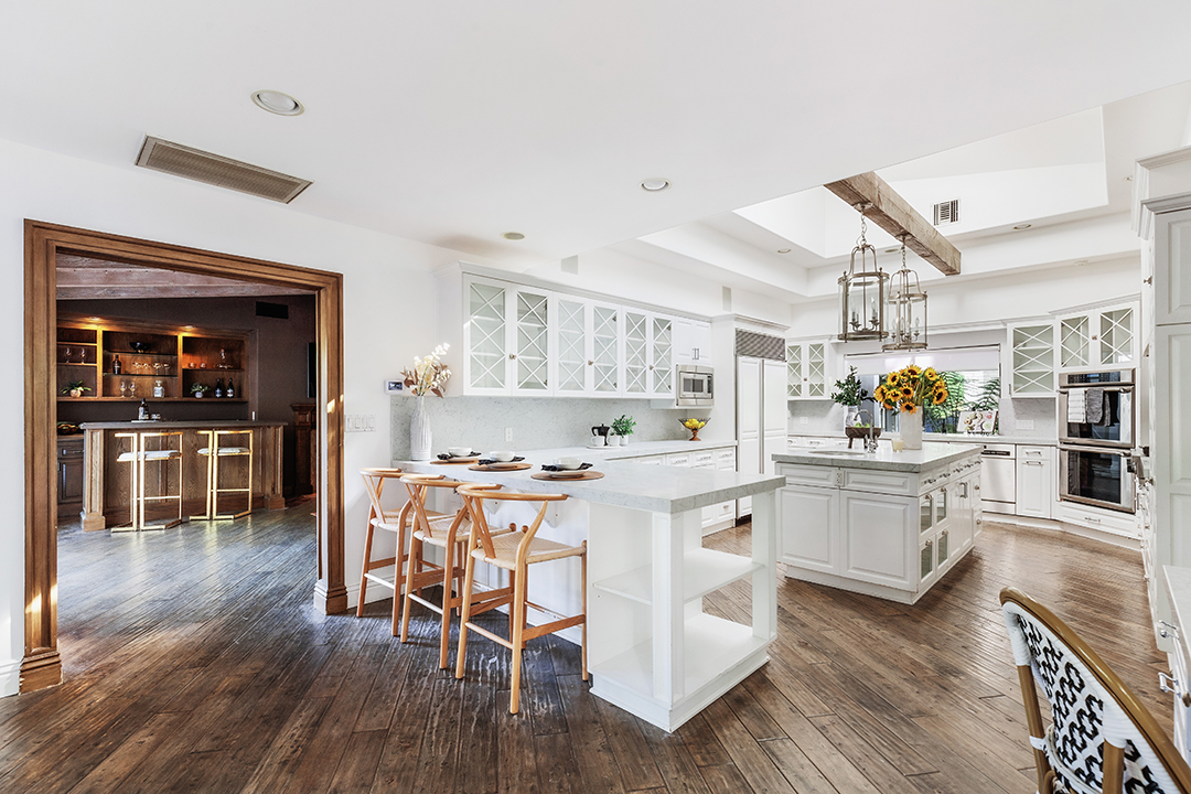 Kyle Richards And Mauricio Umansky Finally Part Ways With Revamped Bel Air Home Kitchen B
