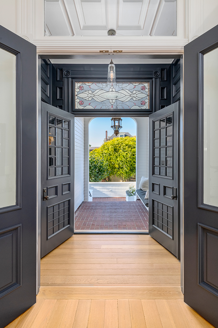 San Fran And Hamptons Vibes Meet In This 15 5m Pacific Heights Townhouse Entrance