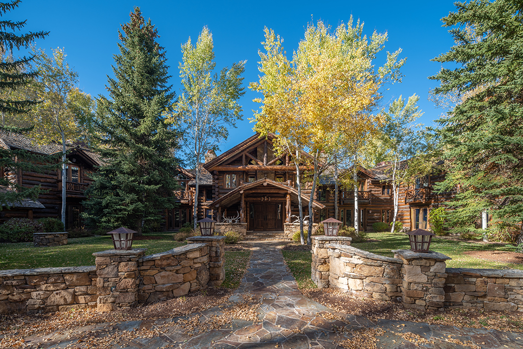 Wyoming Log Cabin Style Mansion Near North Americas 1 Ski Resort Seeks 48melkrunmainentrance