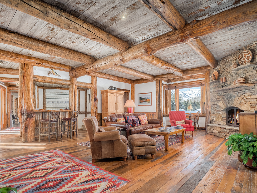 Wyoming Log Cabin Style Mansion Near North Americas 1 Ski Resort Seeks 48msittingrmoffkitchen