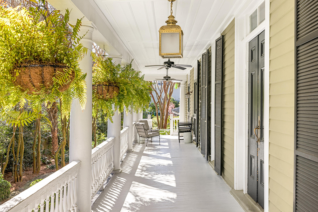 Whimsically Decorated Charleston Home Built In 1827 By Richard Holloway Lists For 3 5m 3 Piazza