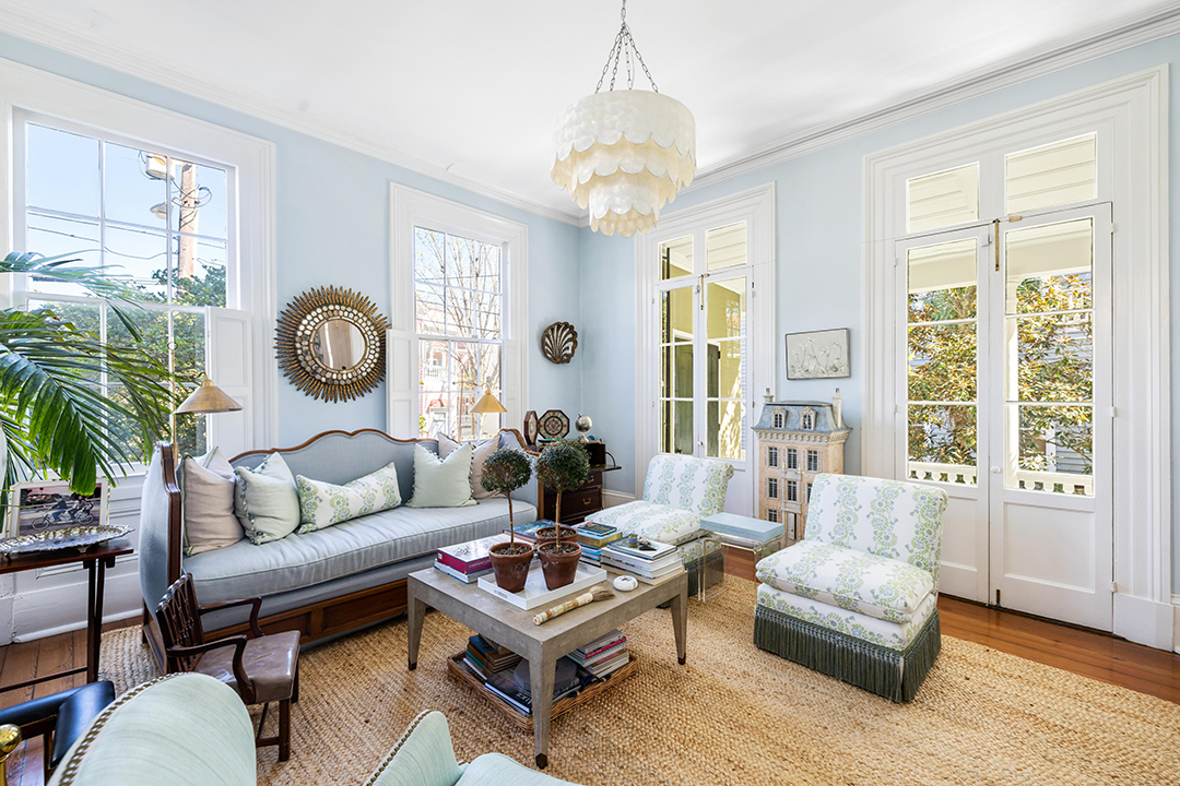 Whimsically Decorated Charleston Home Built In 1827 By Richard Holloway Lists For 3 5m 65 Living Room 2