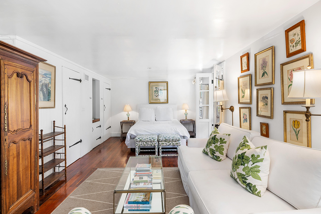 Whimsically Decorated Charleston Home Built In 1827 By Richard Holloway Lists For 3 5m 23 Carraige House Bedroom