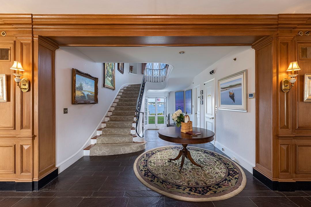 New England Rhode Island Mansion Overlooking Narragansett Bay Asks 7 5m Foyer