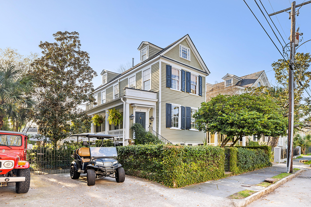 Whimsically Decorated Charleston Home Built In 1827 By Richard Holloway Lists For 3 5m 1 Street View