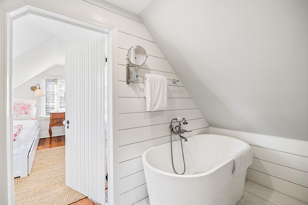 Whimsically Decorated Charleston Home Built In 1827 By Richard Holloway Lists For 3 5m 22 3rd Floor Bath