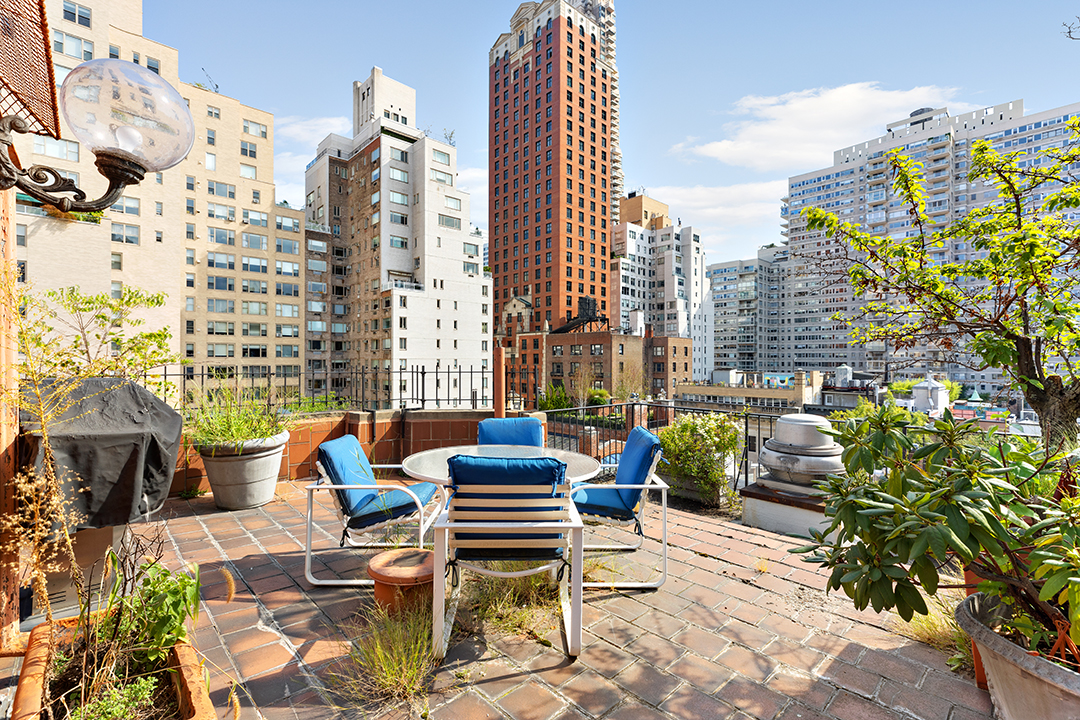 Manhattans Adele Kneeland Mansion With A Top Floor Solarium Lists For 15m Ddreps B