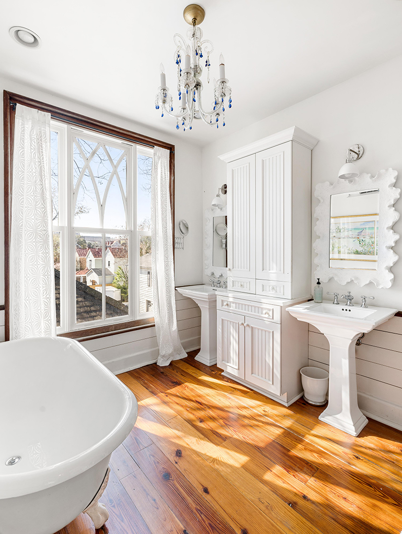 Whimsically Decorated Charleston Home Built In 1827 By Richard Holloway Lists For 3 5m 15 Master Bath
