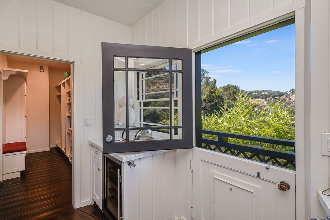 Brooke Shields Bids Farewell To Her Longtime Pacific Palisades Home For A Sweet 7 4m 0030