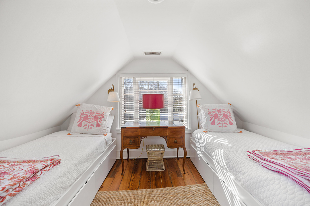 Whimsically Decorated Charleston Home Built In 1827 By Richard Holloway Lists For 3 5m 21 3rd Floor Bedroom 2