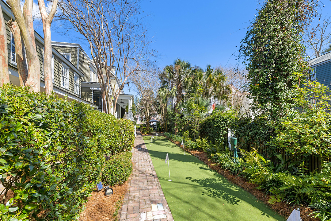 Whimsically Decorated Charleston Home Built In 1827 By Richard Holloway Lists For 3 5m 25 Outside 2