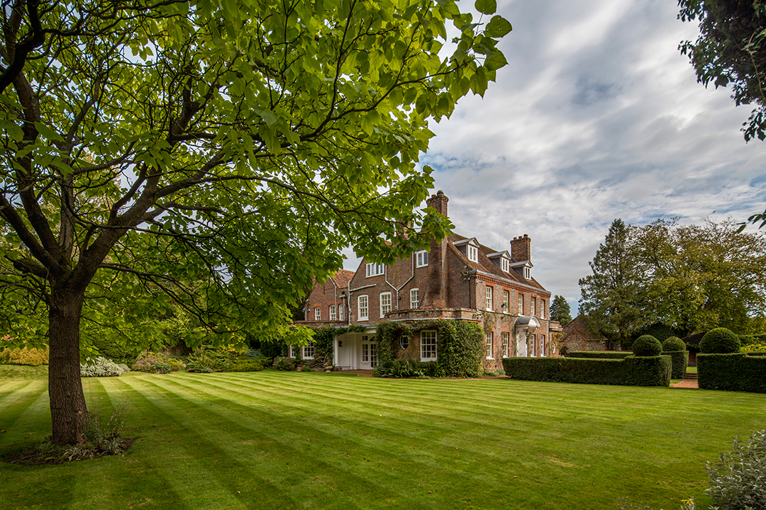 This 18 75m Estate In England Once Belonged To Both Lee Radziwill And Henry Ford Ii Turvillegrangemainhousesidelawns