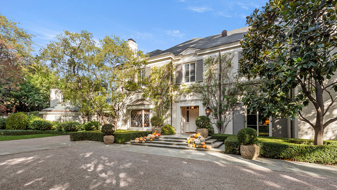 Singer Songwriter Robbie Williams Splashes Out 49 5m For Storied Holmby Hills Estate 312faring Mls 34