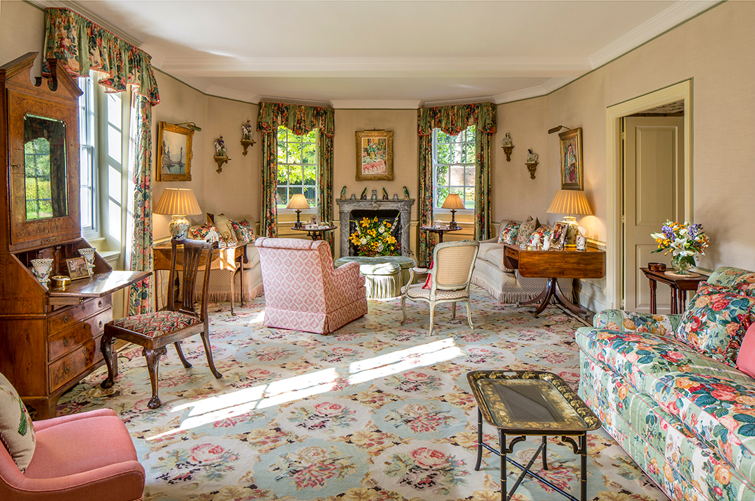 This 18 75m Estate In England Once Belonged To Both Lee Radziwill And Henry Ford Ii Turvillegrangemainhousedrawingroom