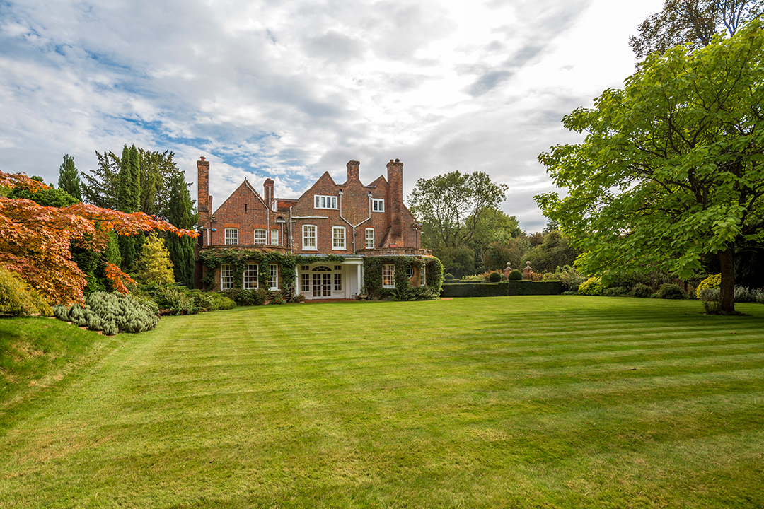 This 18 75m Estate In England Once Belonged To Both Lee Radziwill And Henry Ford Ii Tuvillegrangemainhousesidelawns2