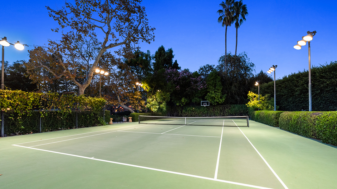 Singer Songwriter Robbie Williams Splashes Out 49 5m For Storied Holmby Hills Estate 312faring Mls 15