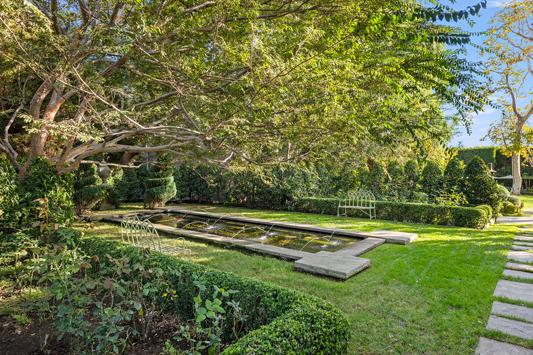 Singer Songwriter Robbie Williams Splashes Out 49 5m For Storied Holmby Hills Estate 312faring Mls 69