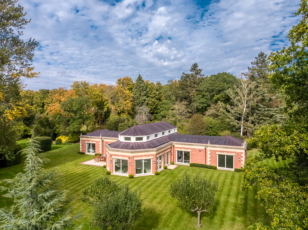 This 18 75m Estate In England Once Belonged To Both Lee Radziwill And Henry Ford Ii Turvillegrangepoolhouseaerial
