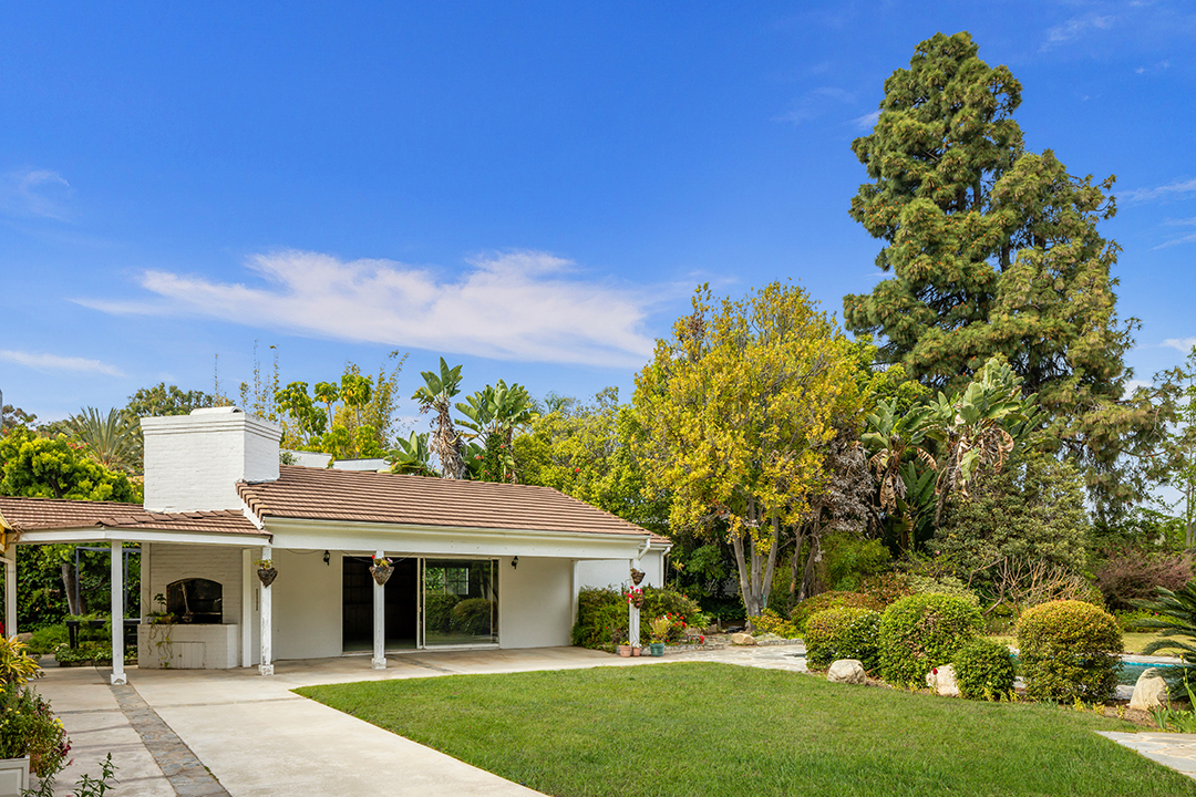 Betty Whites La Home Lists Just As Her Oceanfront Carmel Retreat Sells Barcelo H