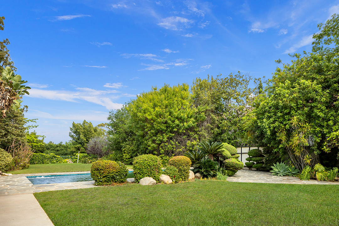 Betty Whites La Home Lists Just As Her Oceanfront Carmel Retreat Sells Barcelo I