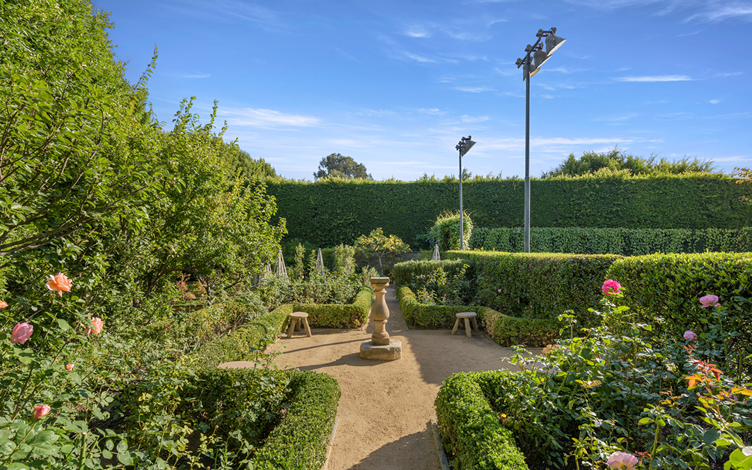 Singer Songwriter Robbie Williams Splashes Out 49 5m For Storied Holmby Hills Estate 312faring Mls 54