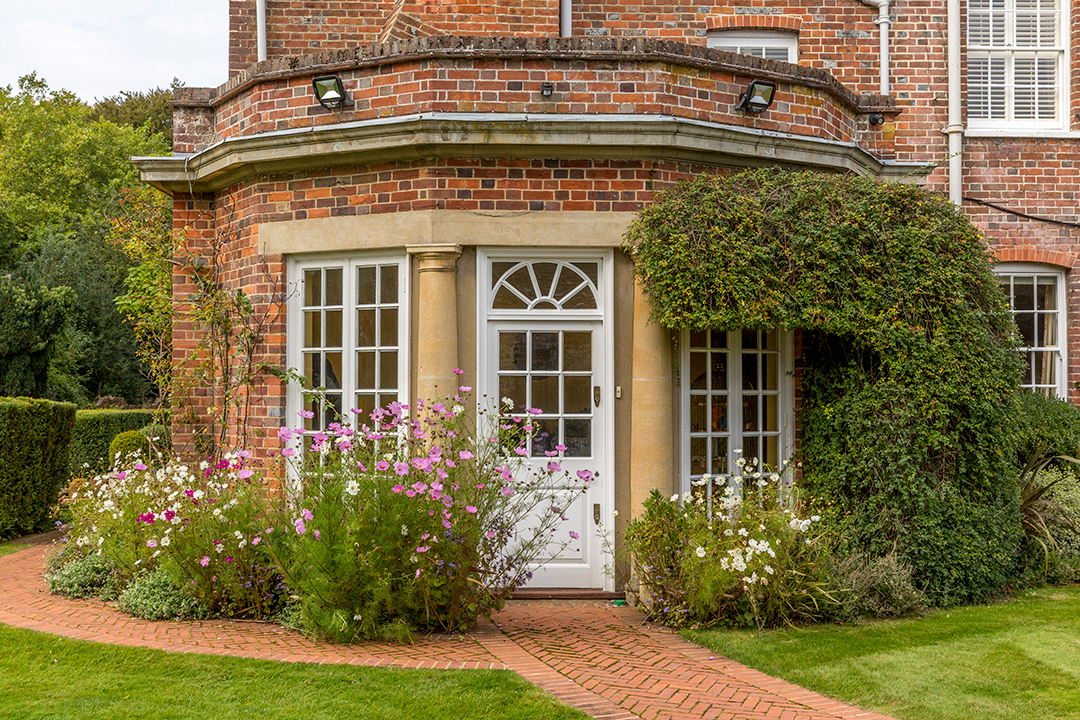This 18 75m Estate In England Once Belonged To Both Lee Radziwill And Henry Ford Ii Turvillegrangemainhousedetail