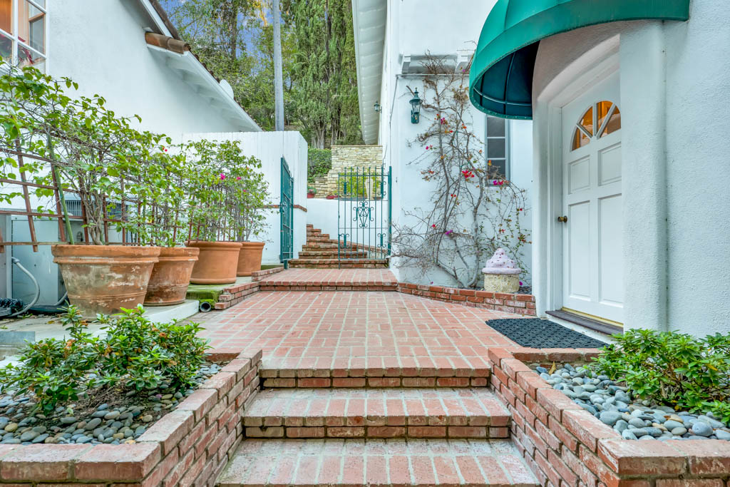 Alex Trebeks Longtime Studio City Home Sells For 6 45m R