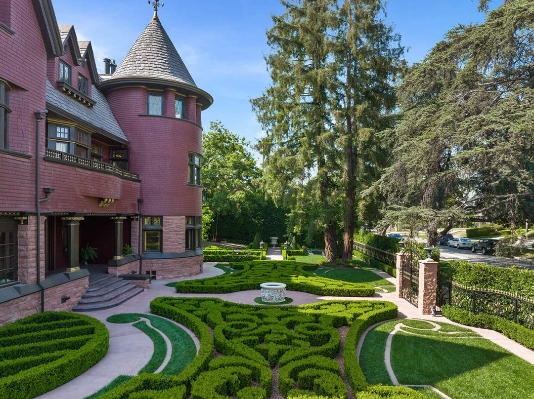 Kat Von D Lists Her Daring La Victorian Previously Used To Film Cheaper By The Dozen 357 Lorraine 44