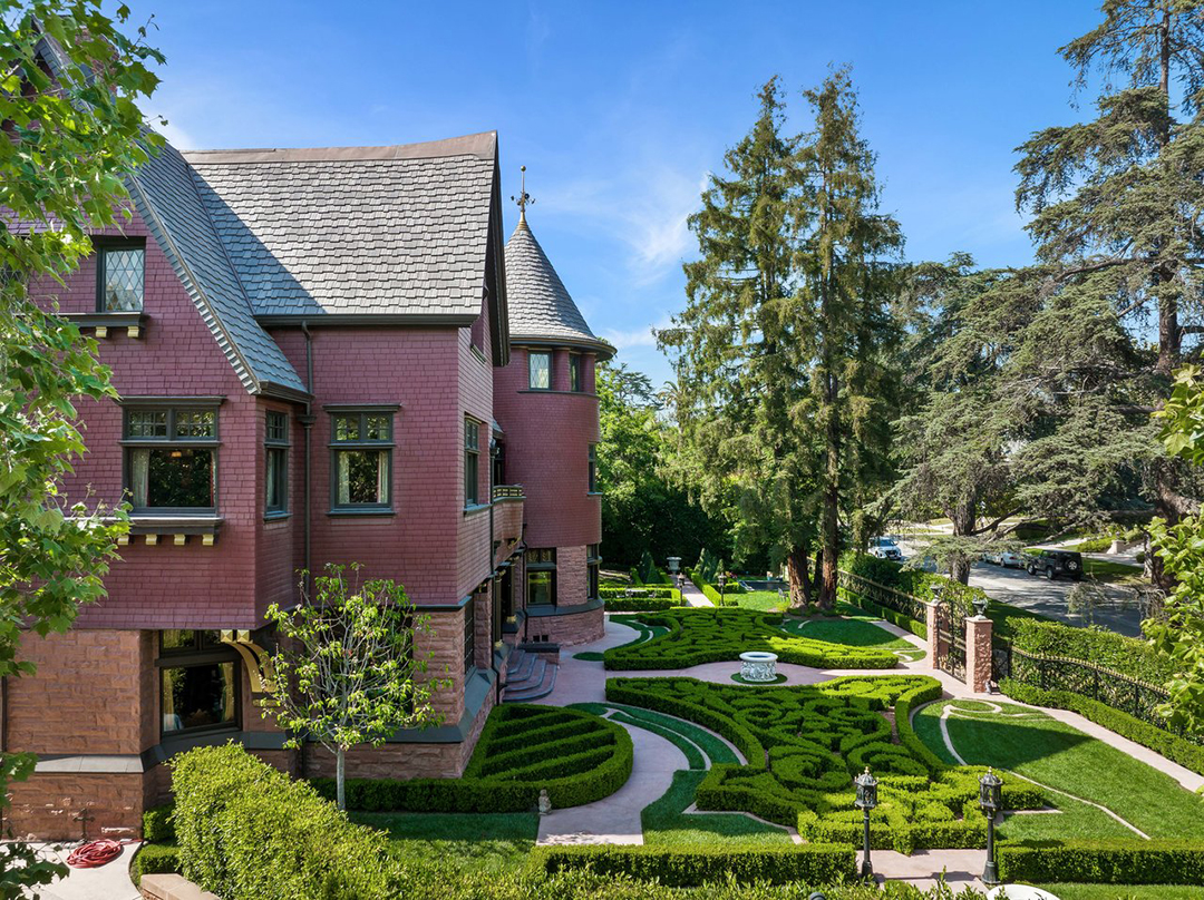 Kat Von D Lists Her Daring La Victorian Previously Used To Film Cheaper By The Dozen 357 Lorraine 46