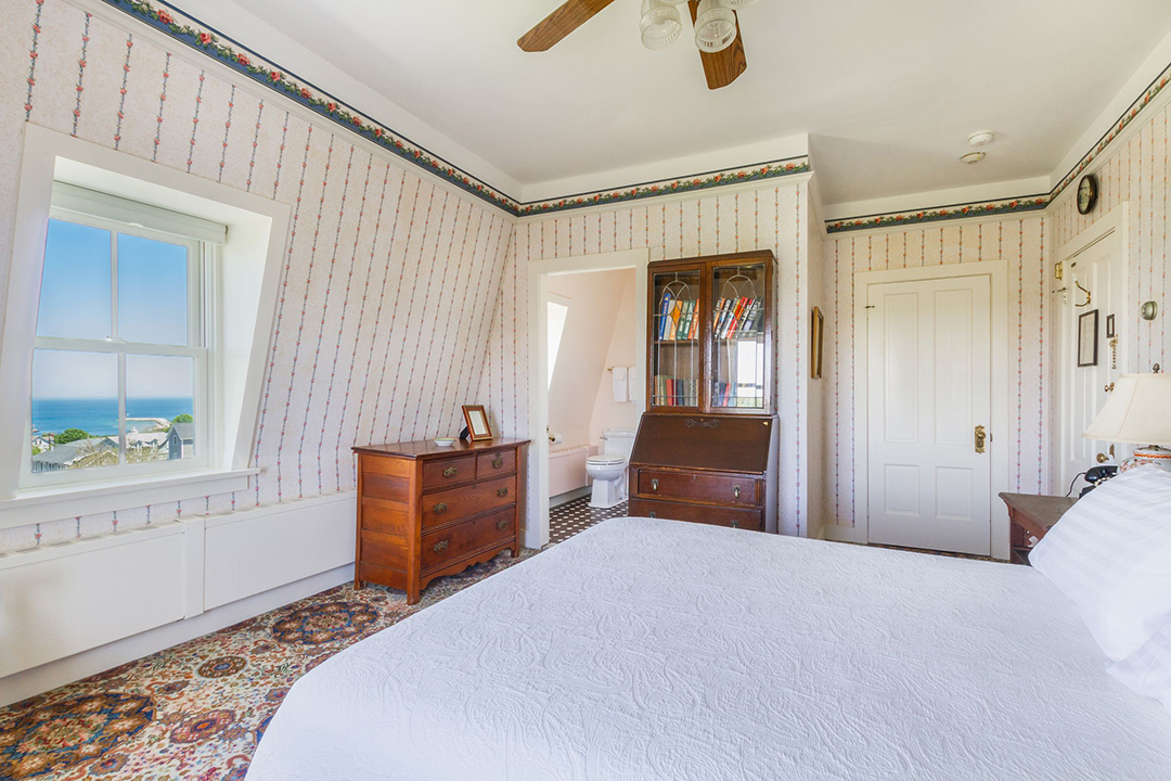 Block Islands Famed Atlantic Inn Is For Sale At 7 5m 359 High St Block Island Ri 14 2400x1600