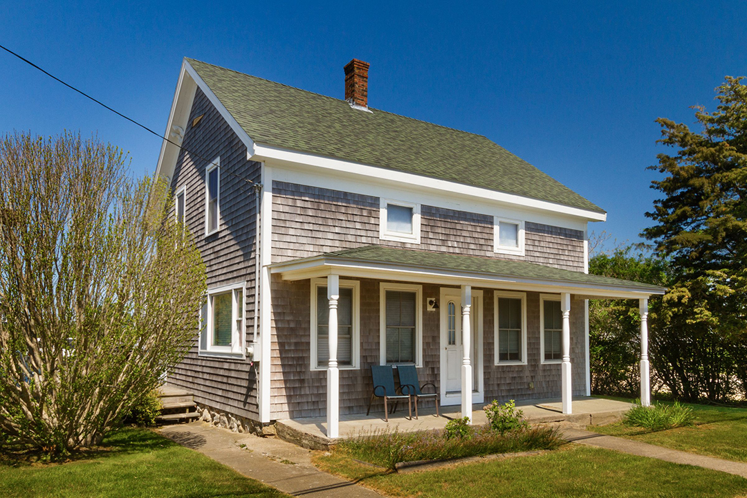 Block Islands Famed Atlantic Inn Is For Sale At 7 5m 359 High St Block Island Ri 5 2400x1600