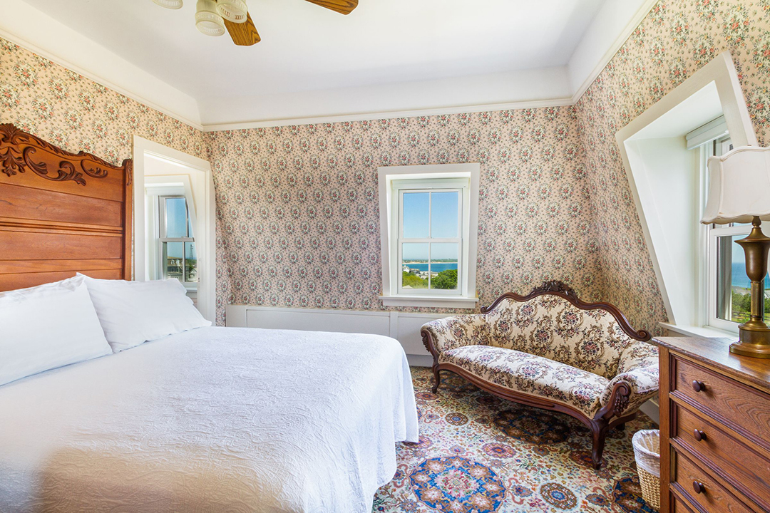 Block Islands Famed Atlantic Inn Is For Sale At 7 5m 359 High St Block Island Ri 15 2400x1600