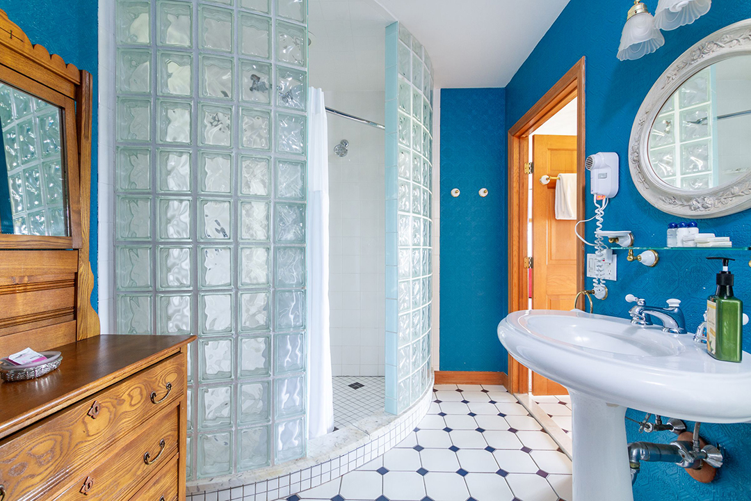 Block Islands Famed Atlantic Inn Is For Sale At 7 5m 359 High St Block Island Ri 16 2400x1600